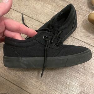 Kids size 11 low top black sneaks